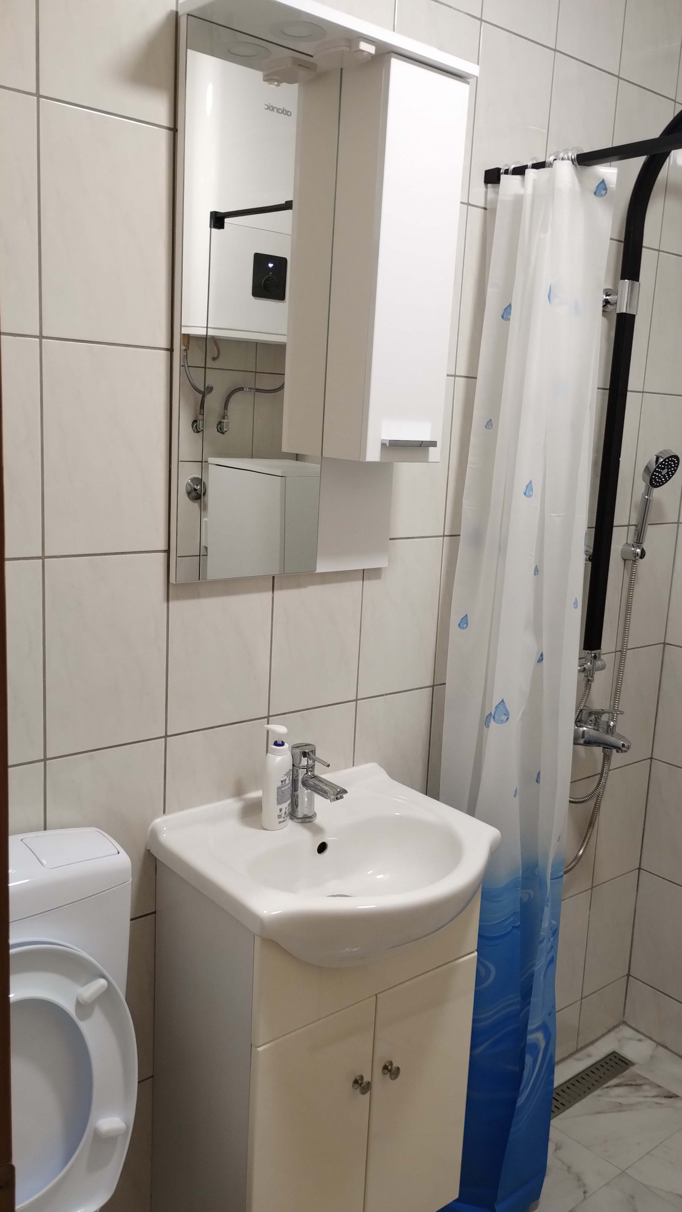 Kupaonica sa ogledalom i umivaonikom